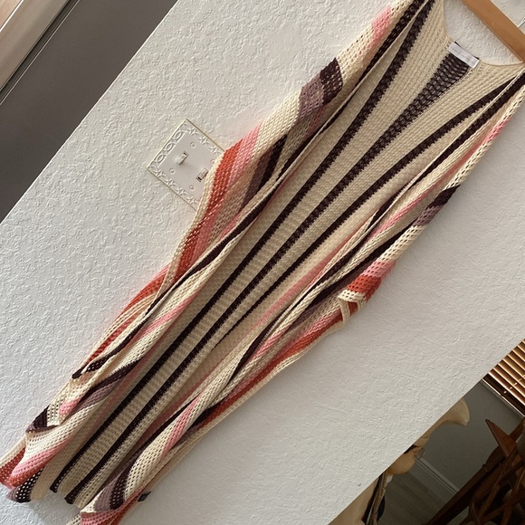 House of Harlow Cream Pink Crochet Drape Shawl. One Size. Split sides. - Picture 2 of 5